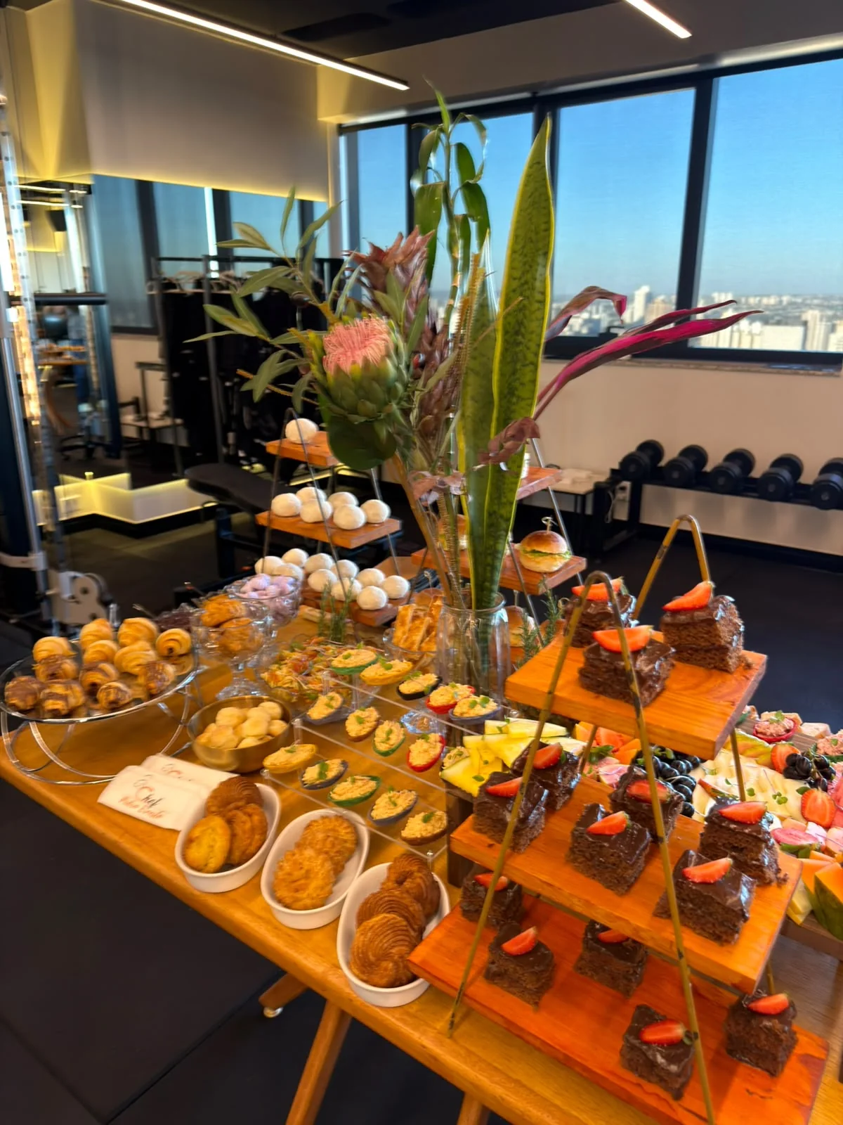 Mesa de café da manhã corporativo montada para o BNI