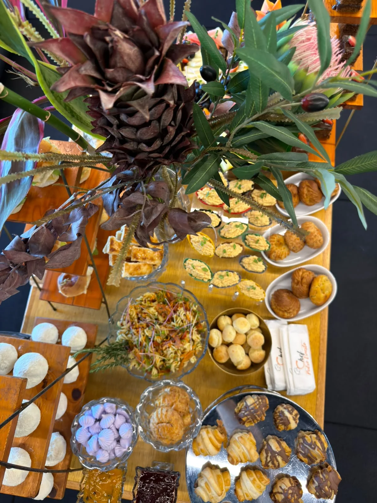 Mesa de doces e pães do café corporativo