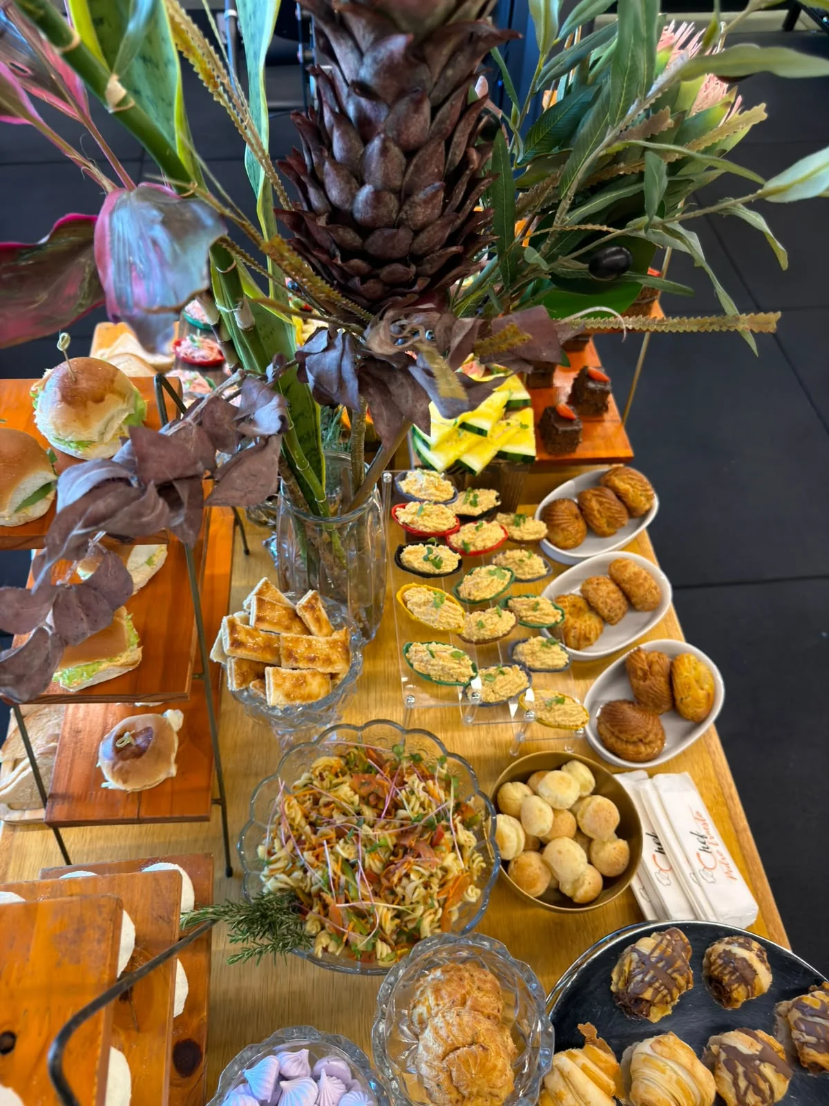 Buffet de café da manhã em escritório