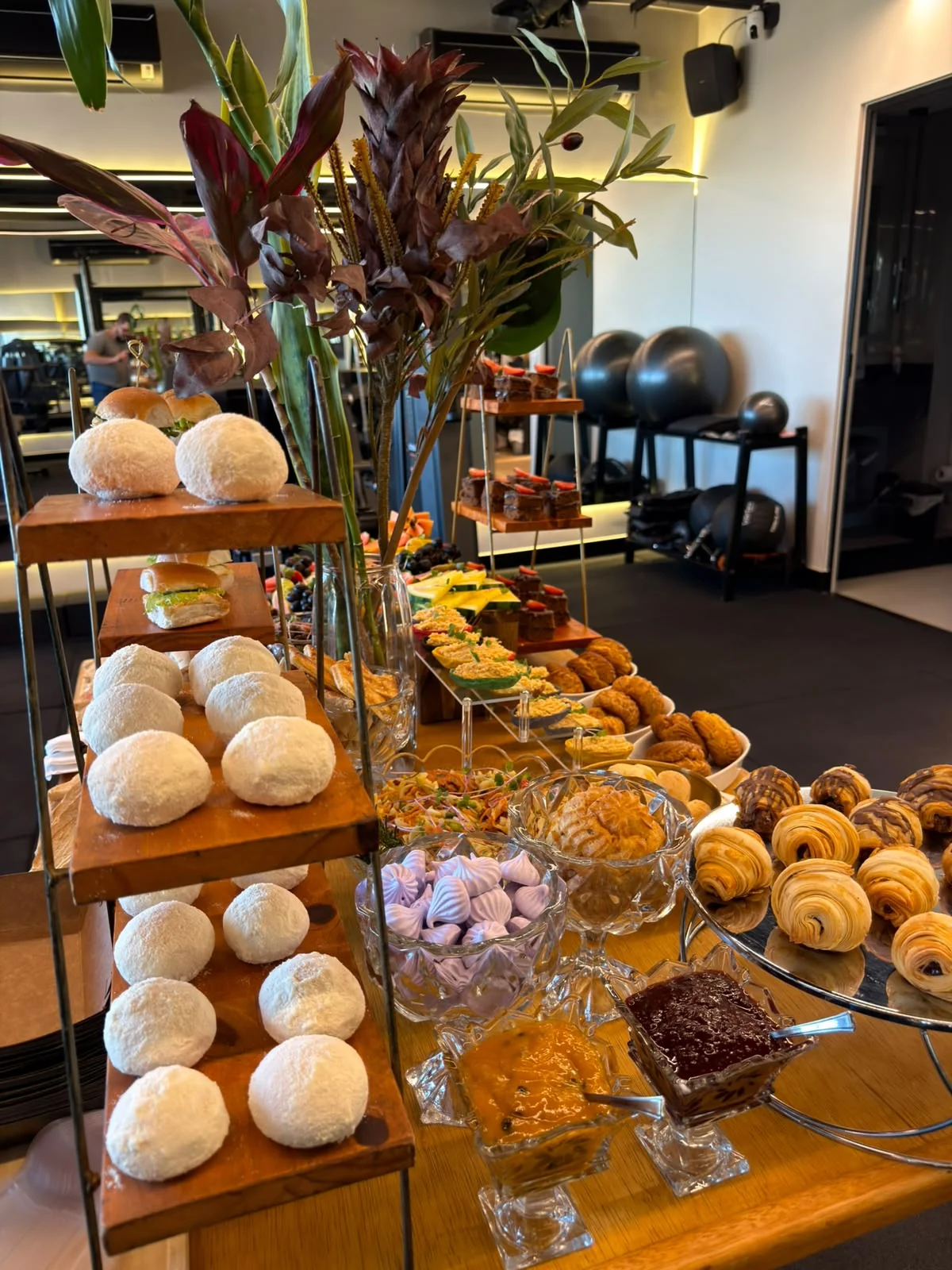 Mesa de pães e bolos do café corporativo
