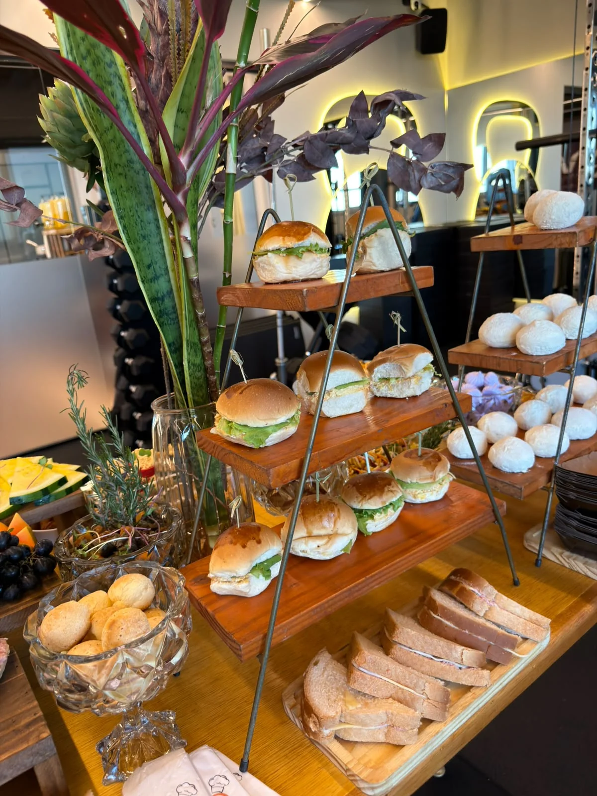 Buffet de café da manhã com sanduíches e doces