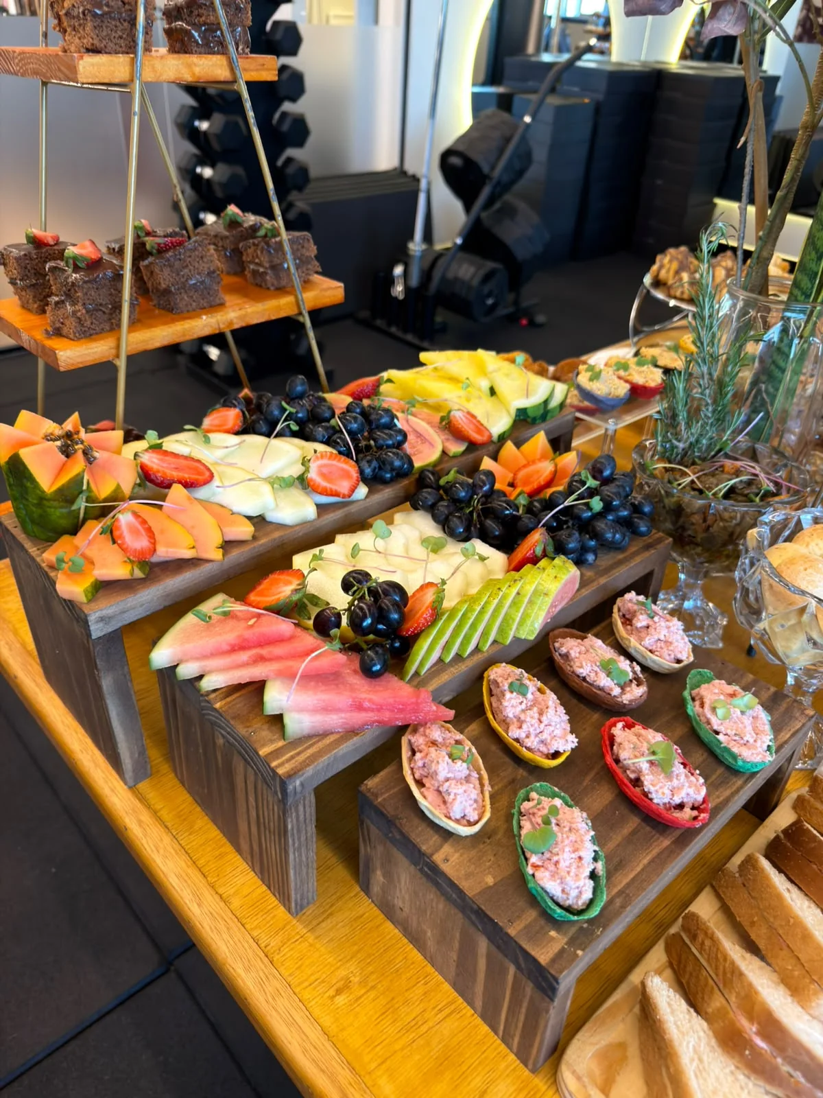 Frutas e frios no café corporativo