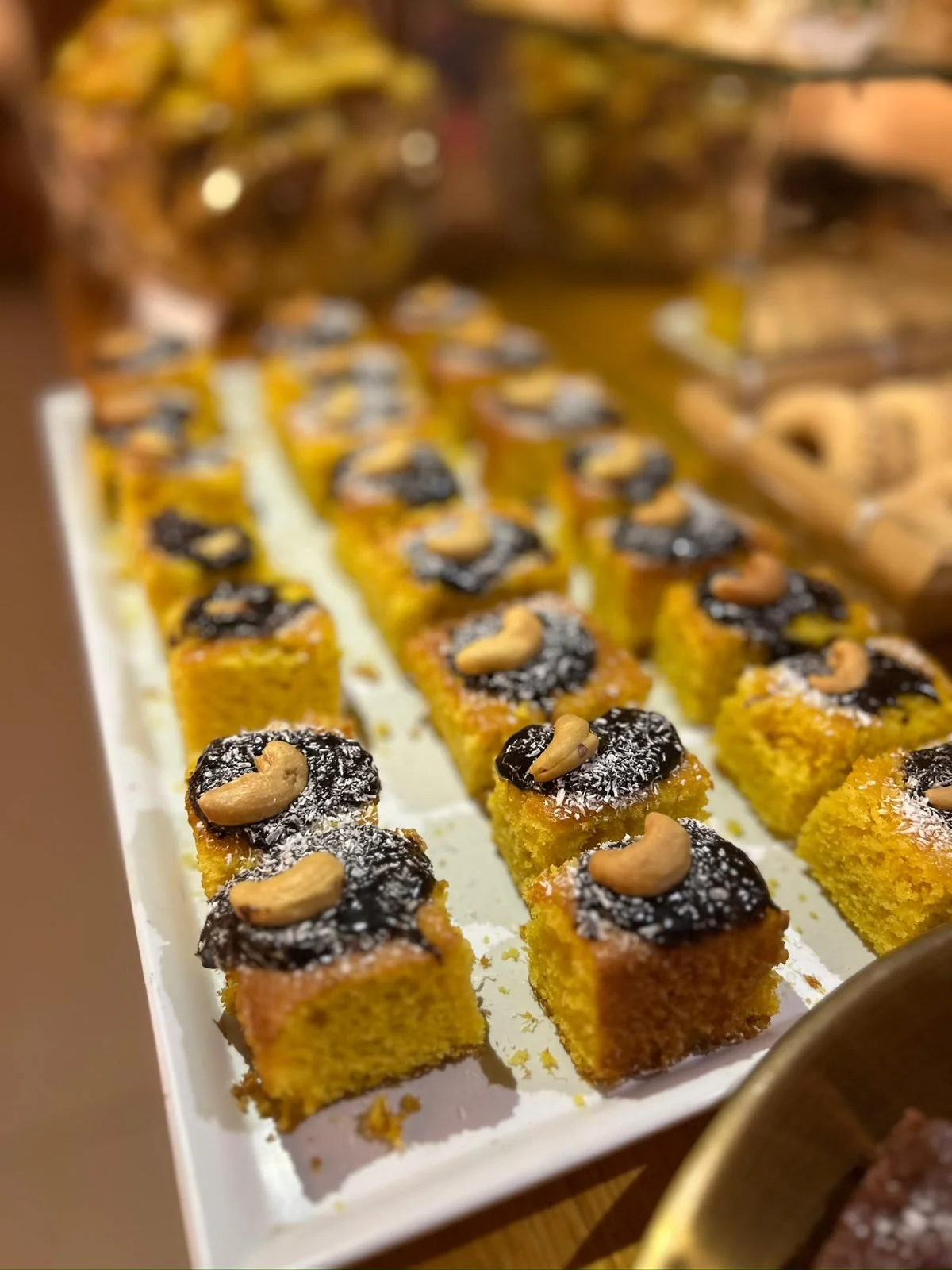 Bolo em fatias servido no café corporativo