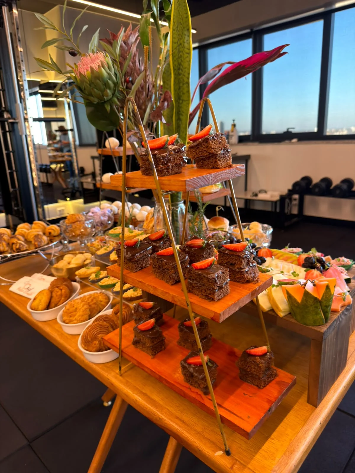 Mesa alta de café corporativo com frutas