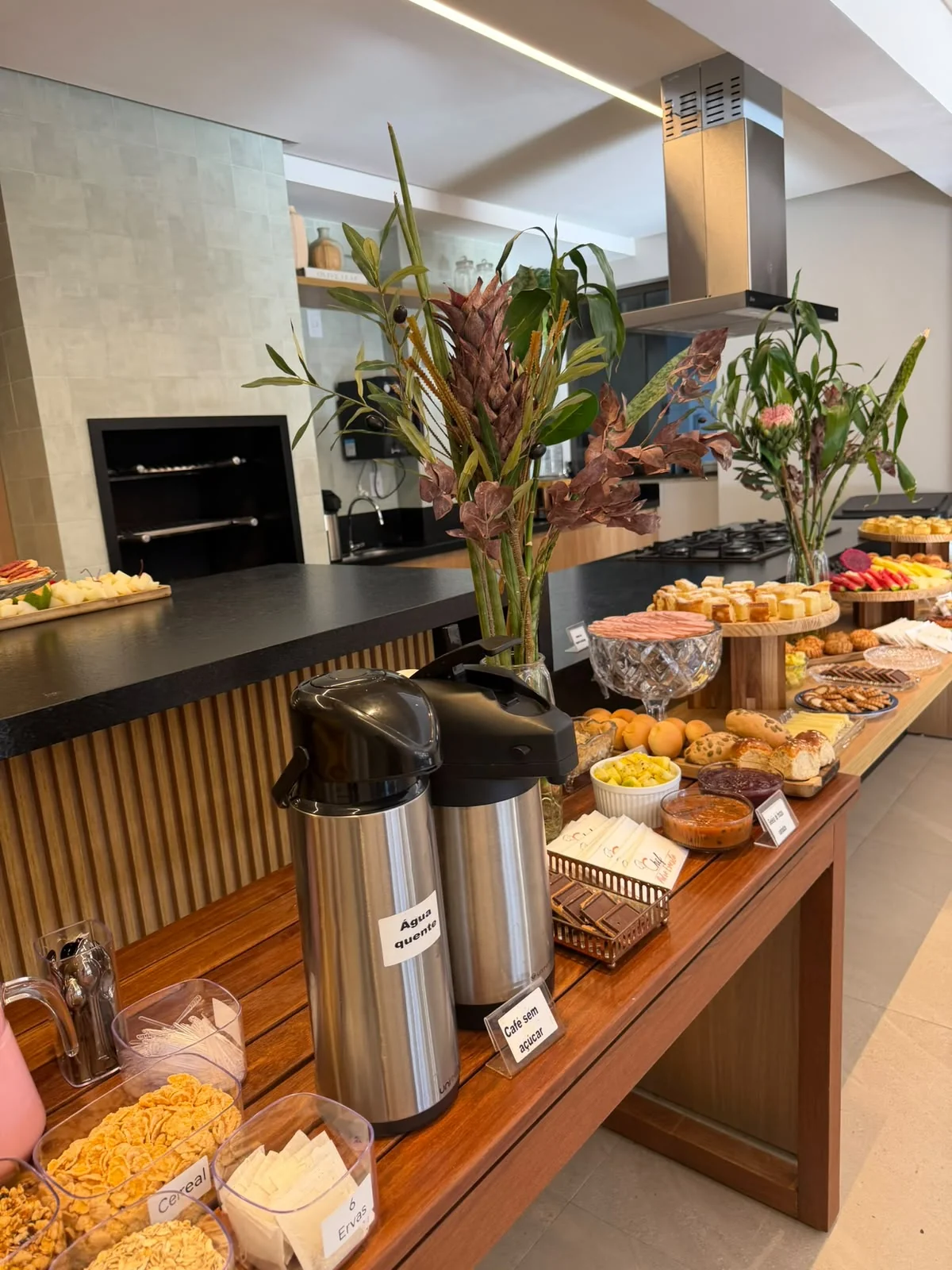 Mesa de café com garrafas térmicas e pães