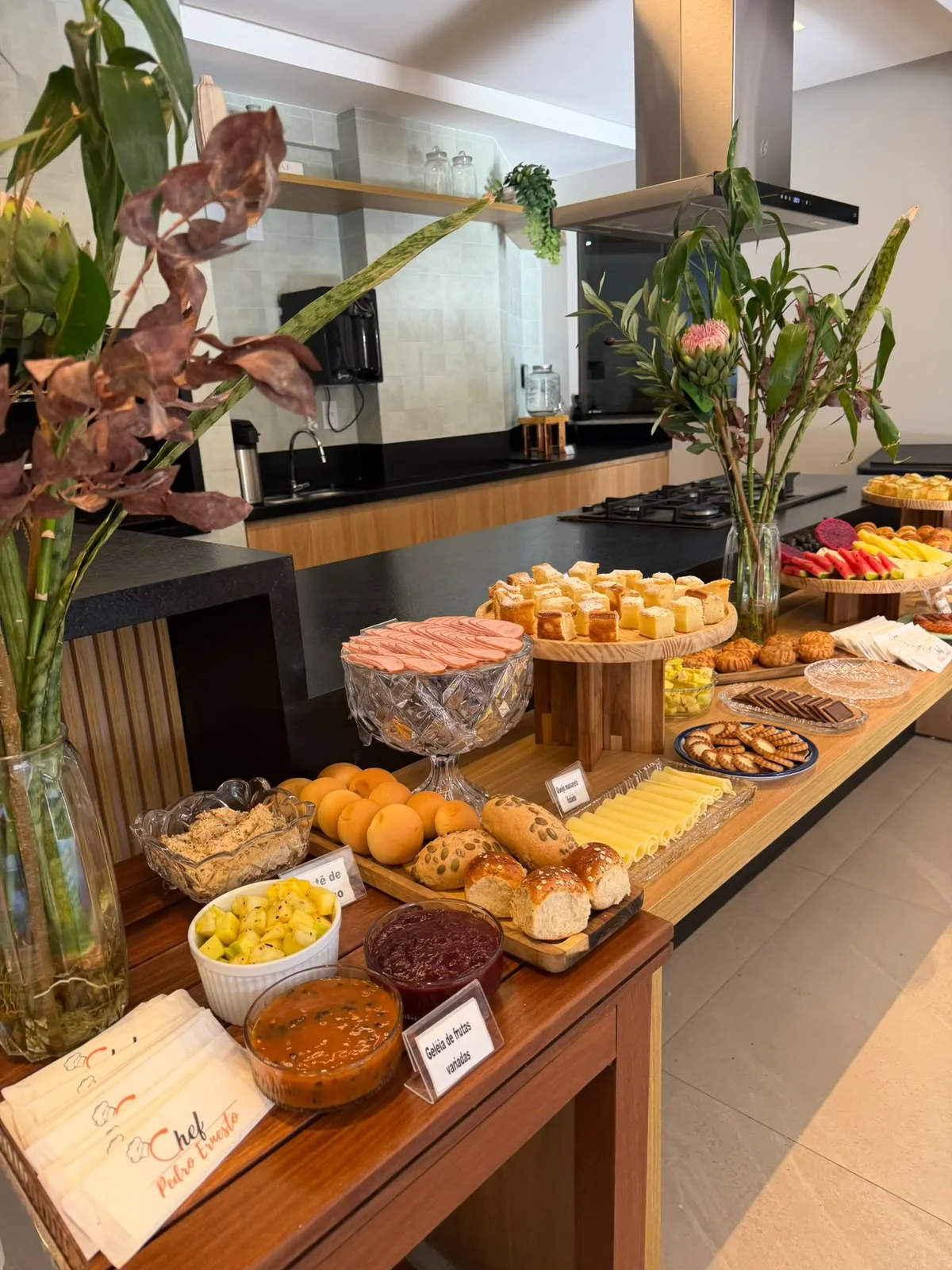 Mesa de café corporativo com flores