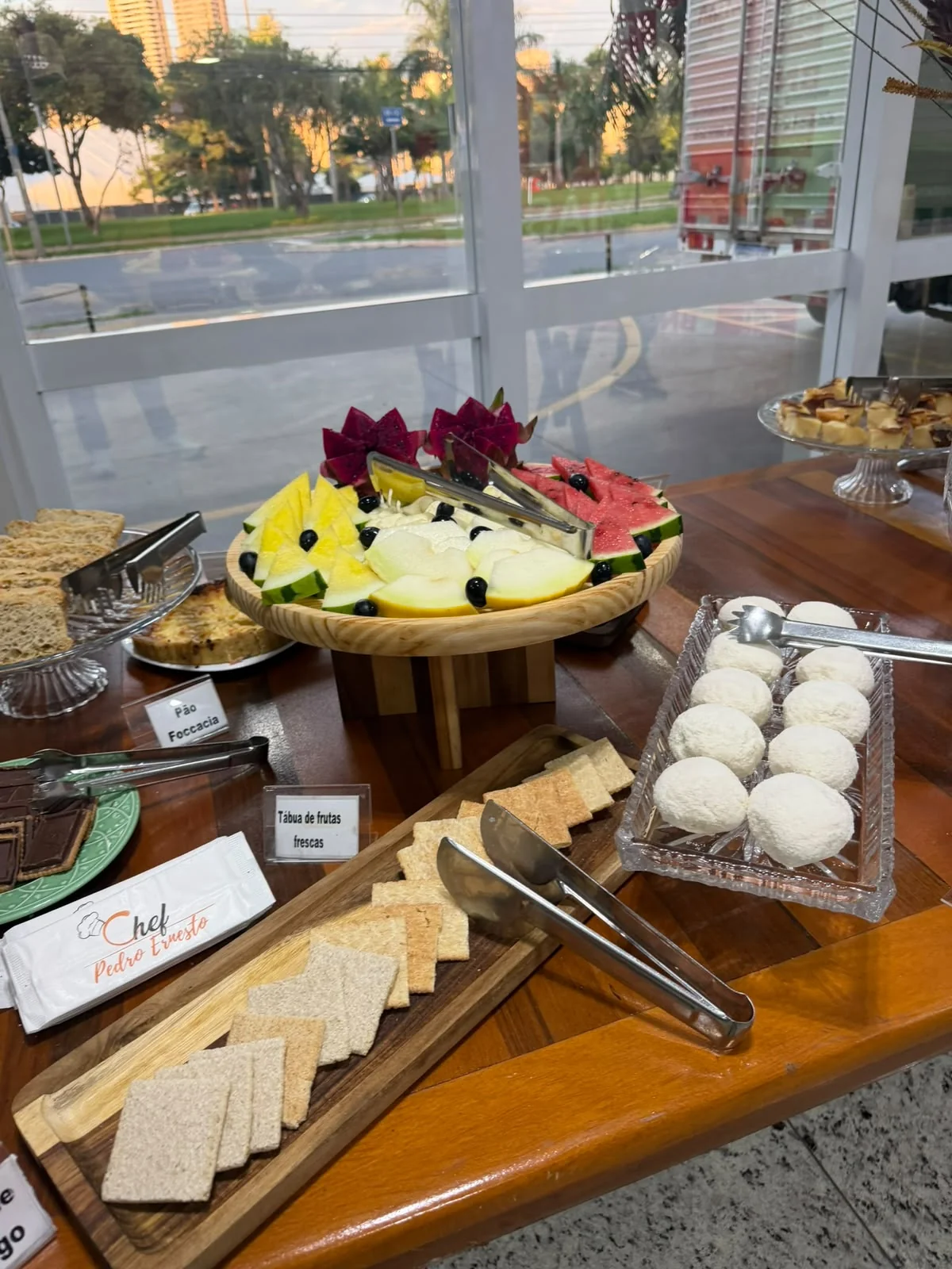 Buffet de café da manhã com vista para a cidade