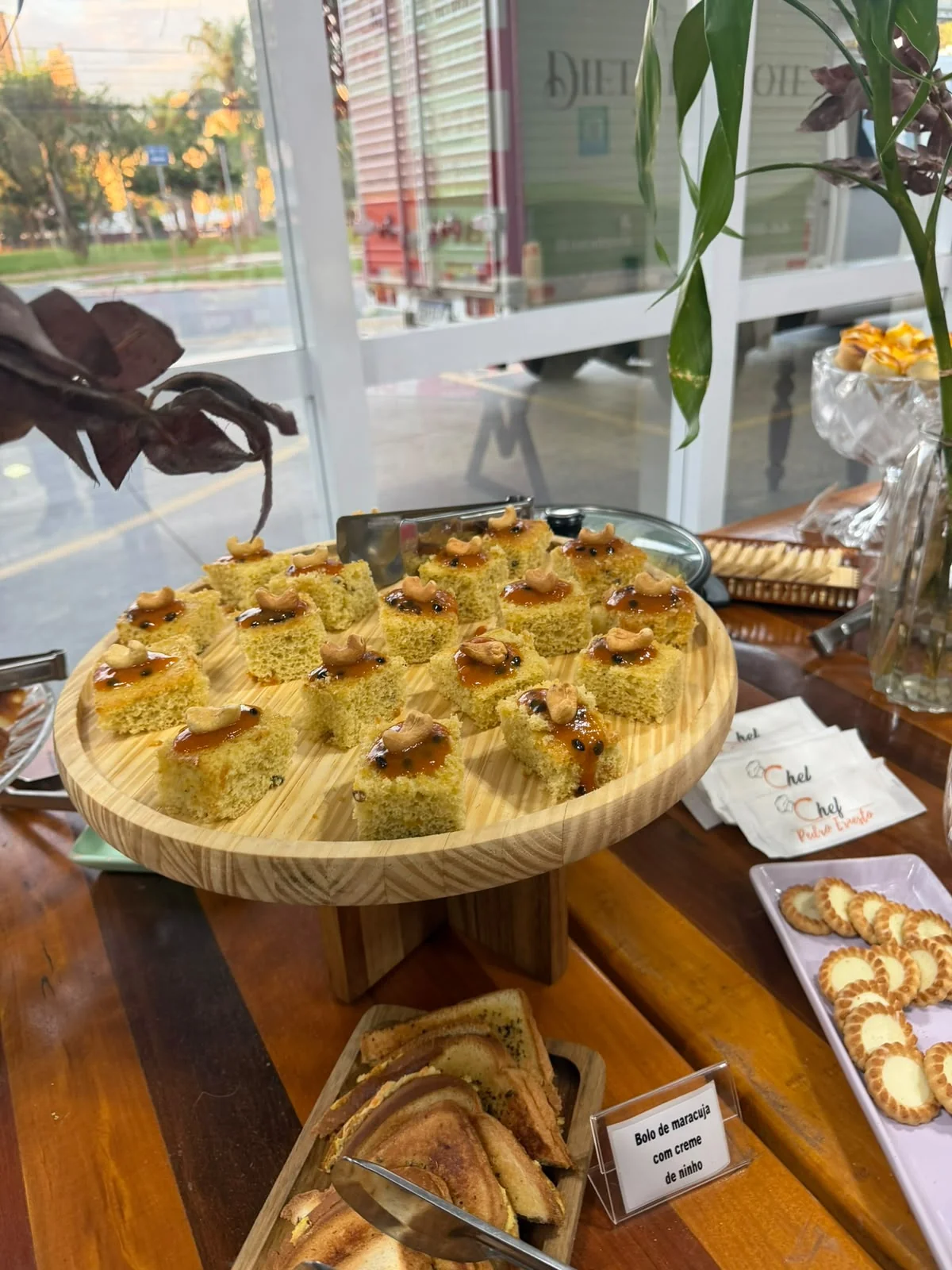 Torta salgada servida no café corporativo