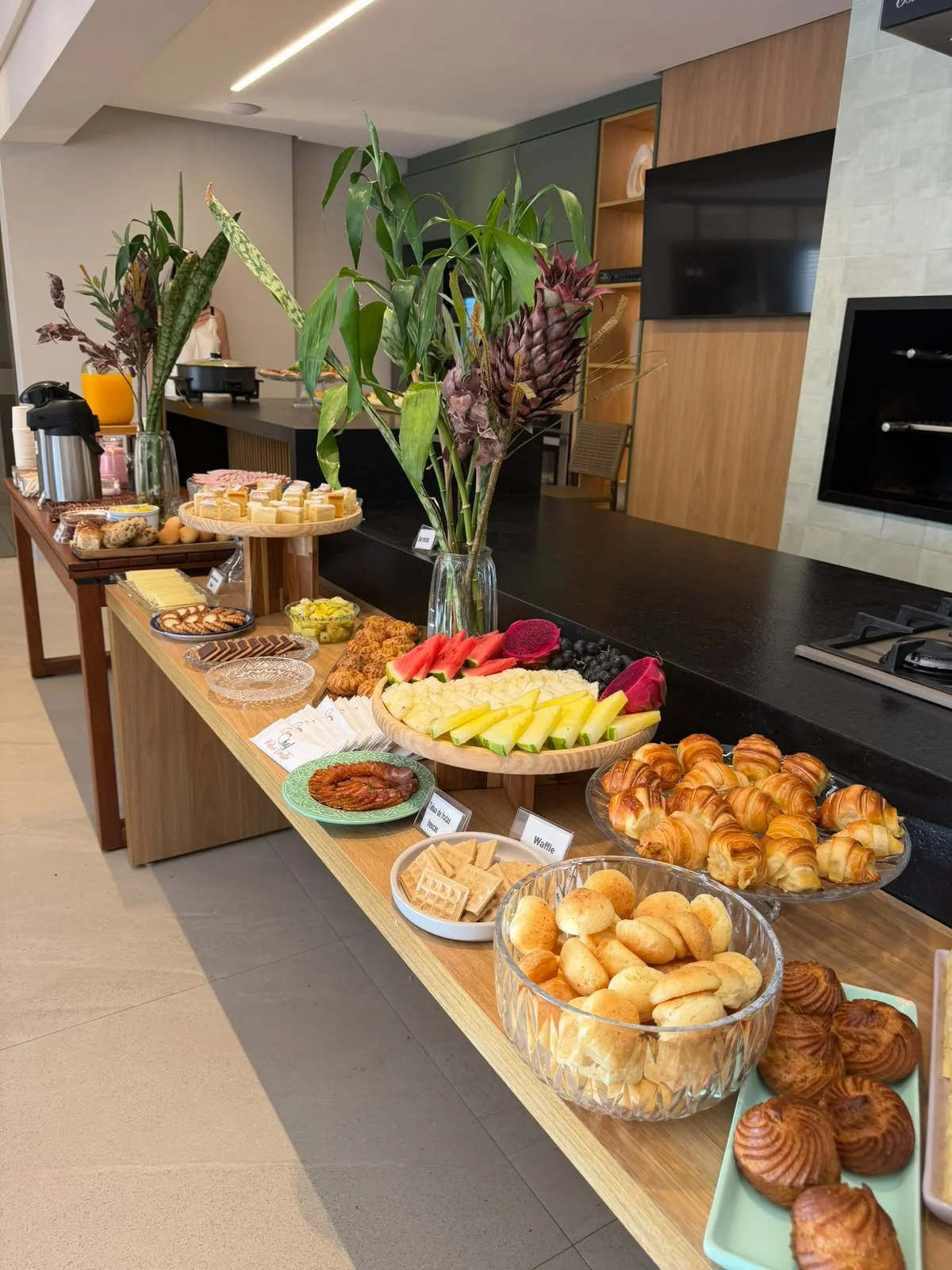 Mesa de frios e bolos do café