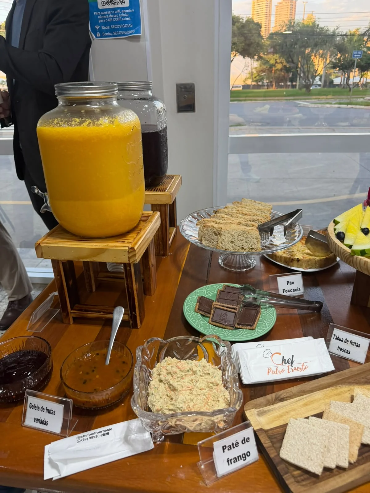 Suco natural e frios no café da manhã corporativo
