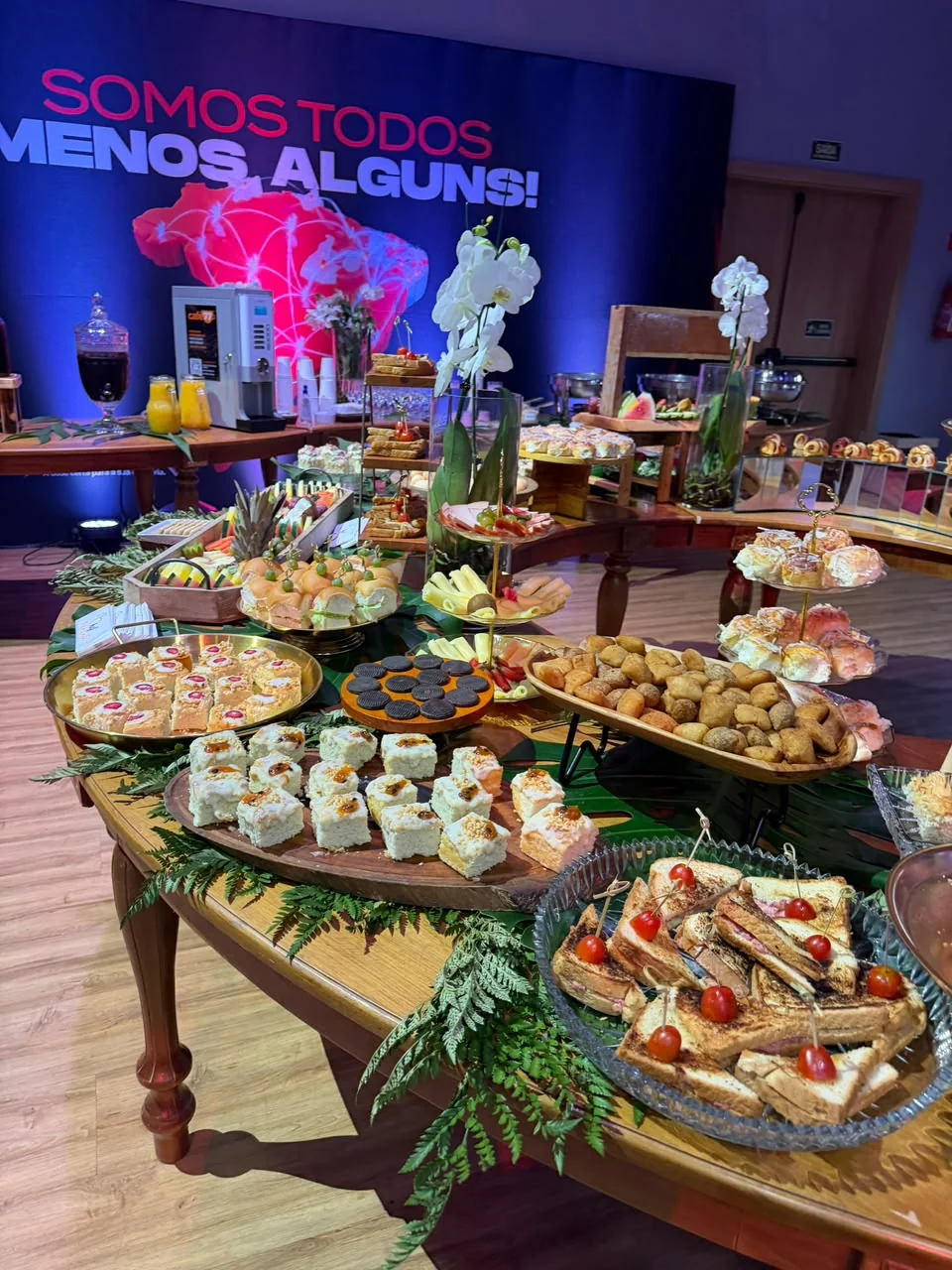 Mesa de canapés e doces no CB Connection
