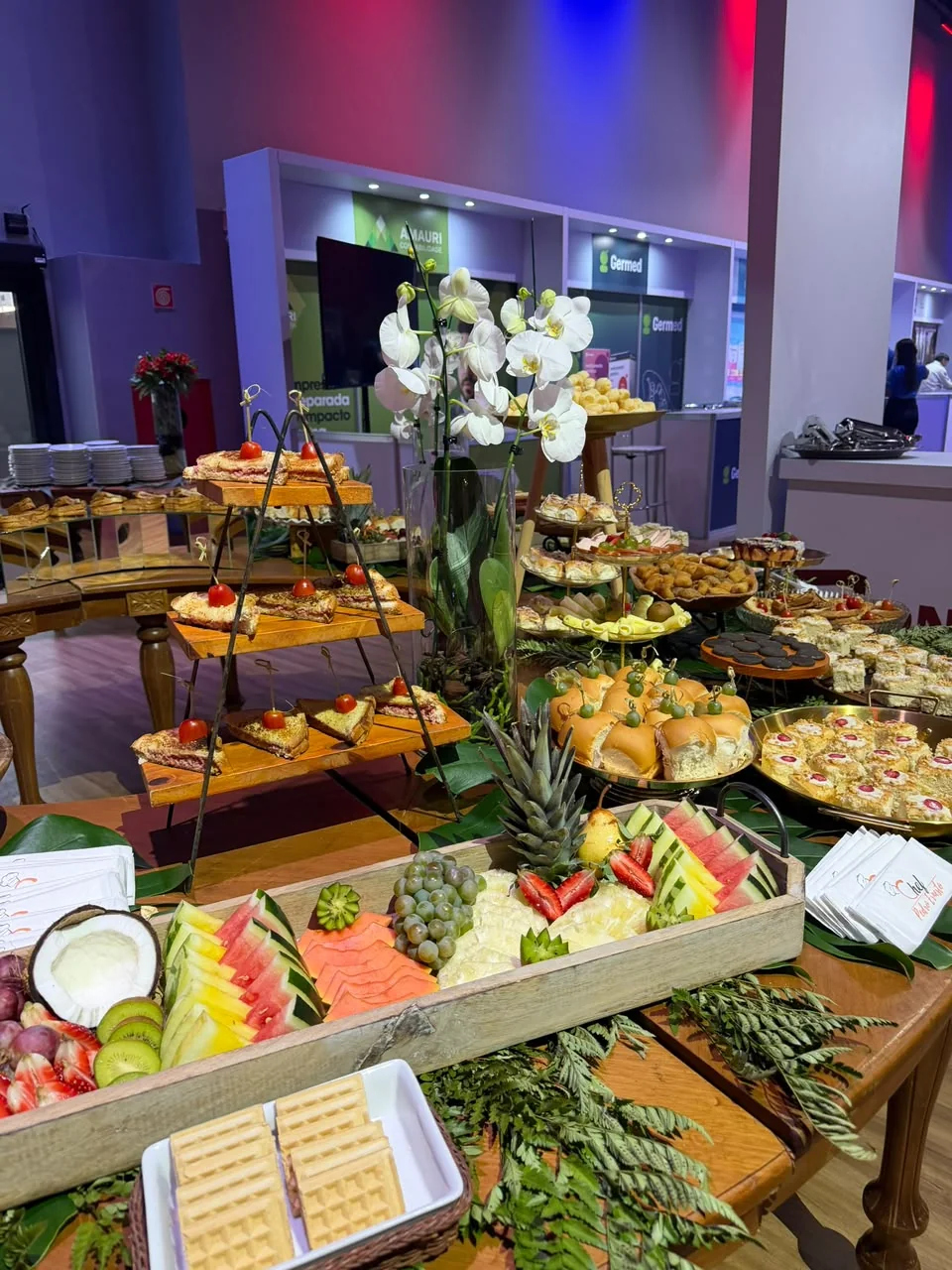 Mesa de frutas e frios do coffee break
