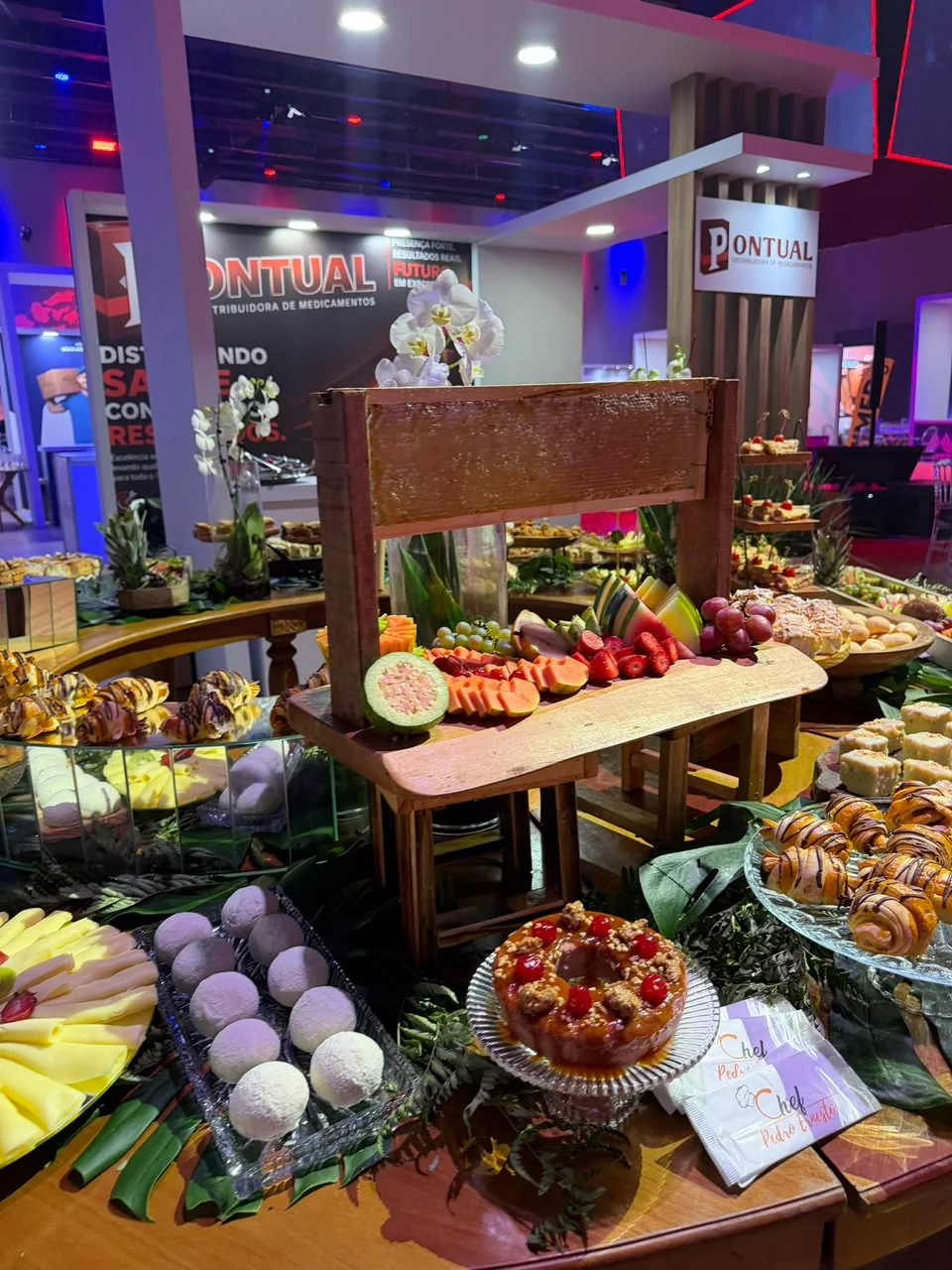 Mesa de doces finos no evento corporativo