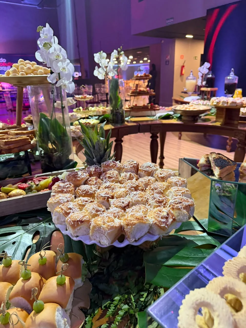 Mesa de docinhos e frutas do coffee break