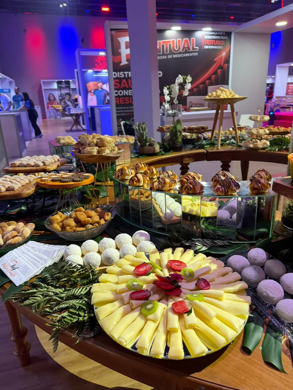Mesa de frutas com abacaxi ao centro
