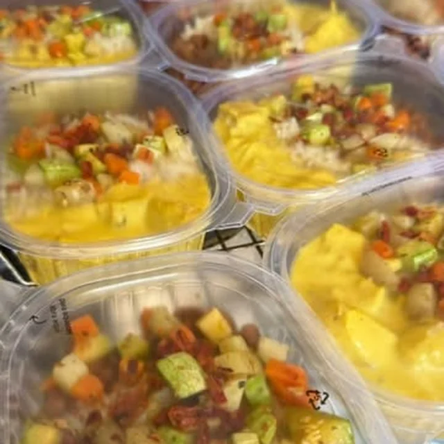 Marmitas fit embaladas com arroz, legumes e carne