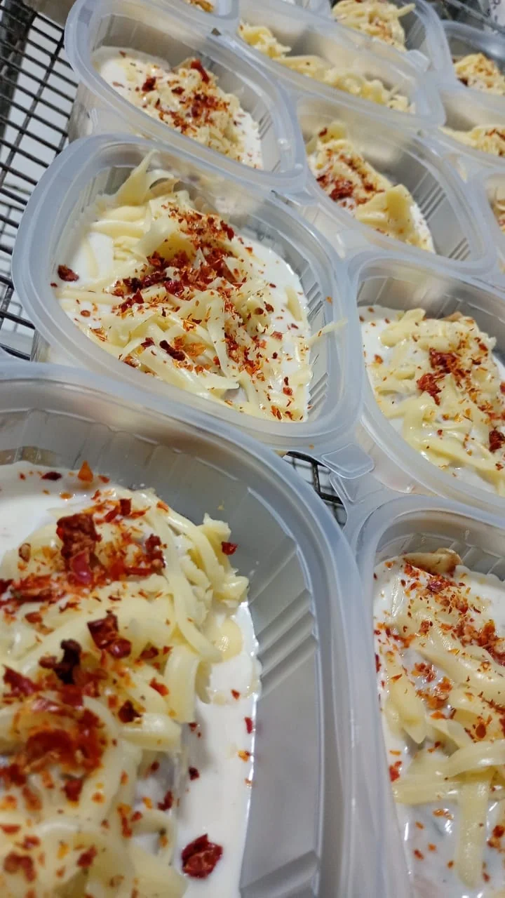 Marmita de escondidinho finalizada com bacon