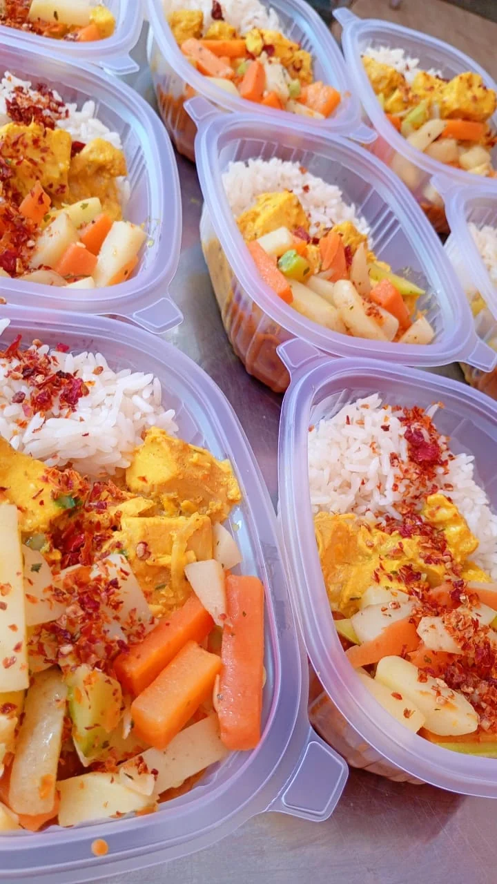 Marmita fit com arroz, carne, cenoura e legumes