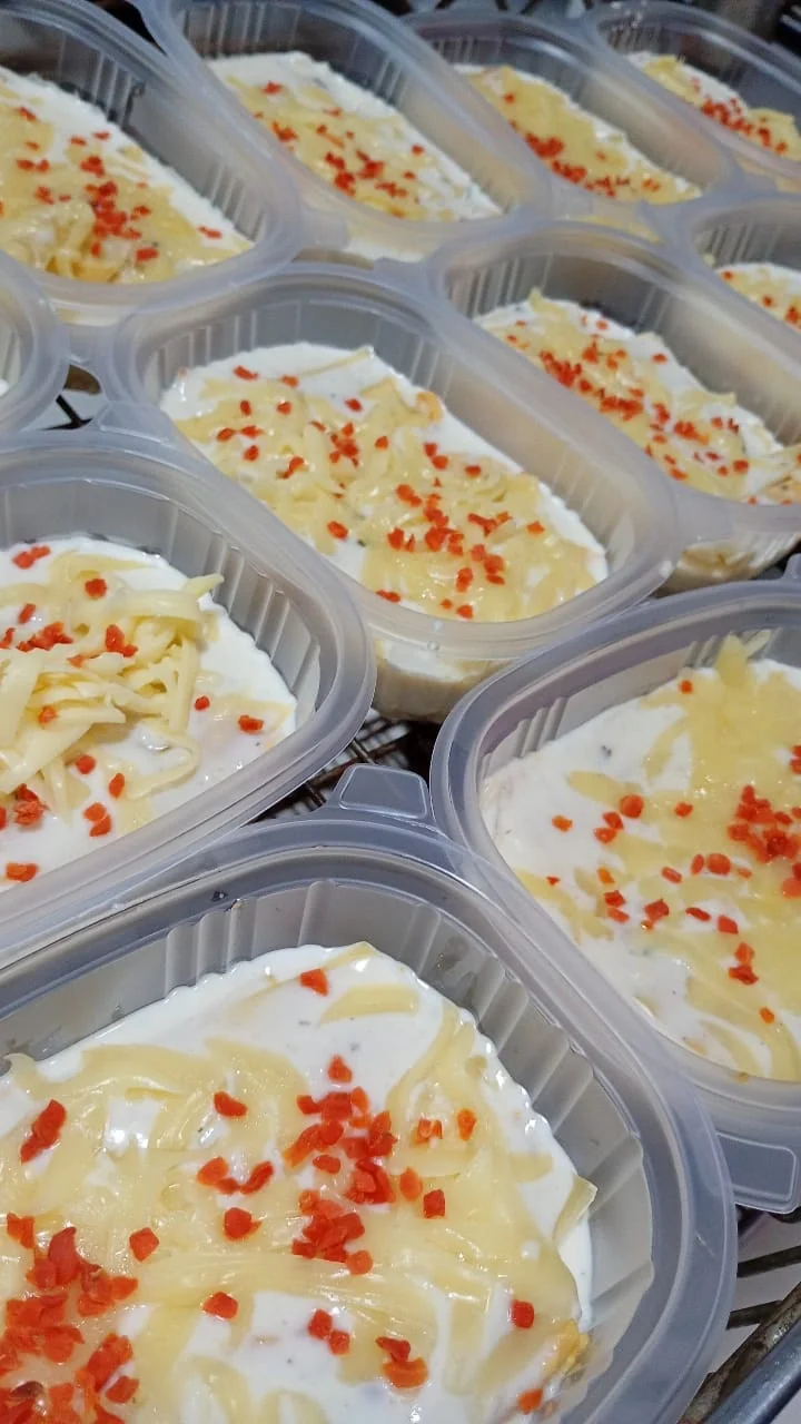Marmitas empilhadas prontas para entrega