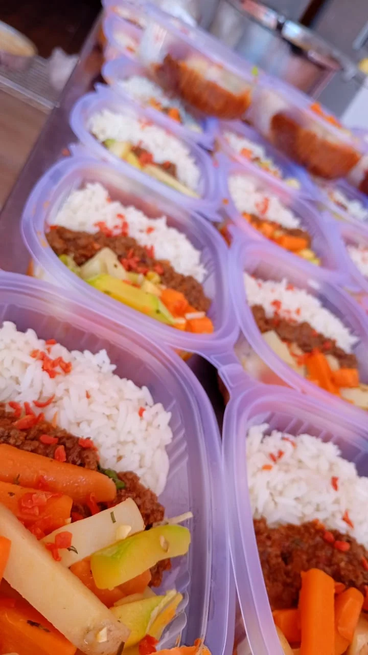 Marmitas prontas para retirada no ponto de distribuição