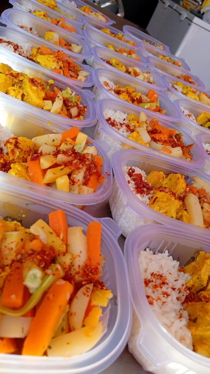 Marmitas fit alinhadas com arroz e legumes