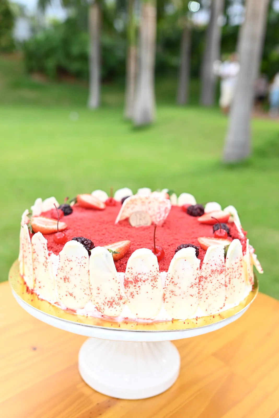 Bolo de aniversário com frutas vermelhas