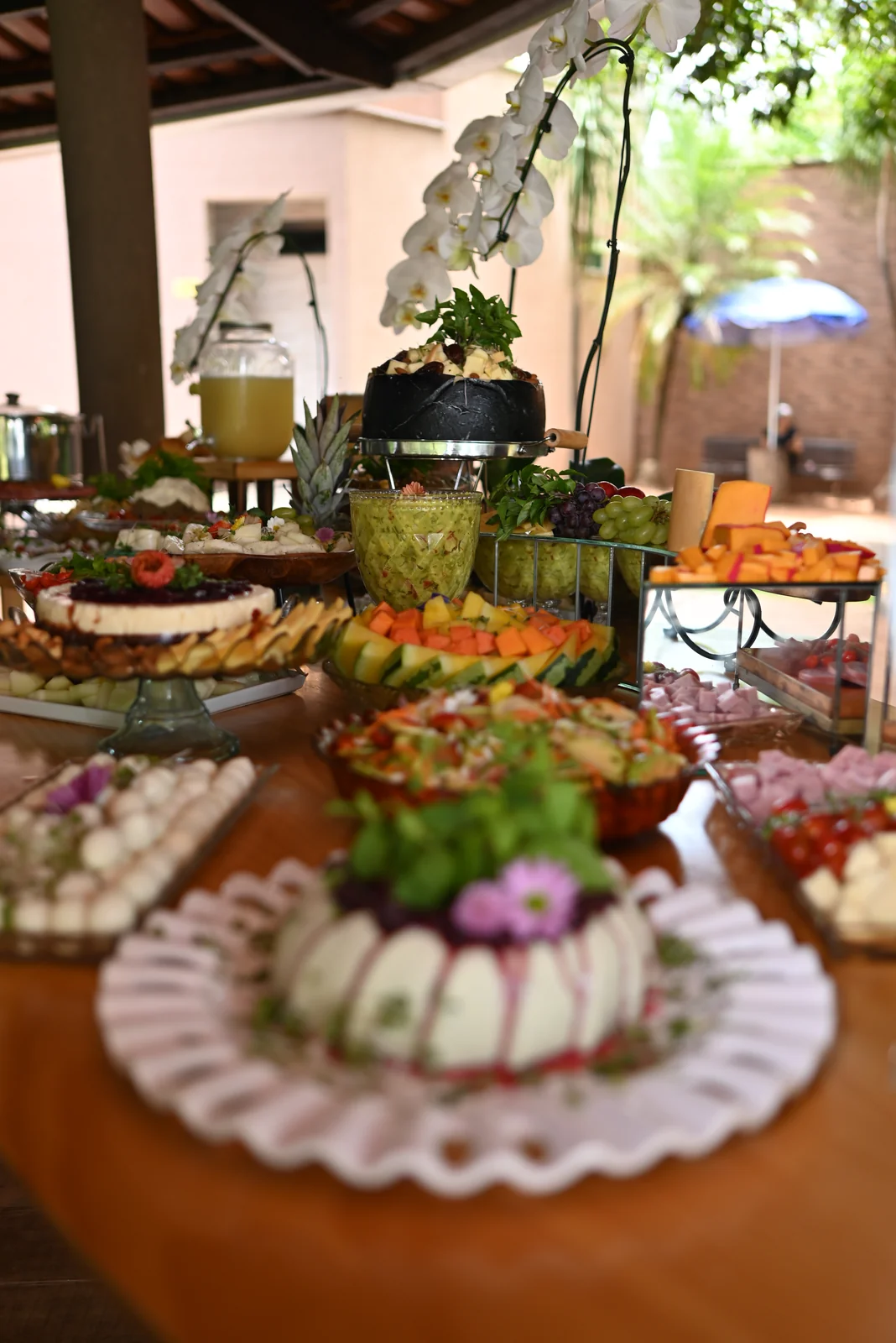 Buffet de aniversário montado em mesa de madeira