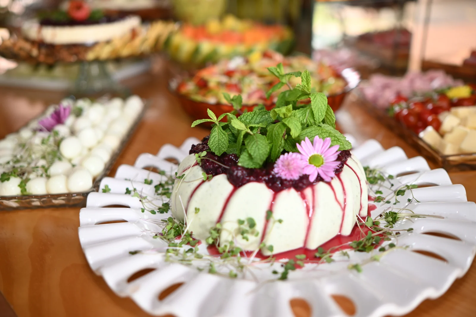 Torta salgada decorada com flor comestível