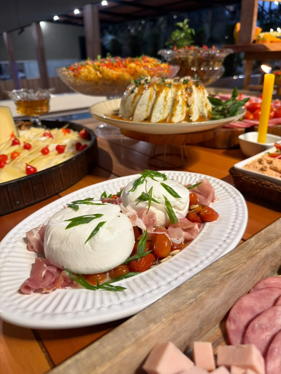 Mesa de frios e burrata montada para evento