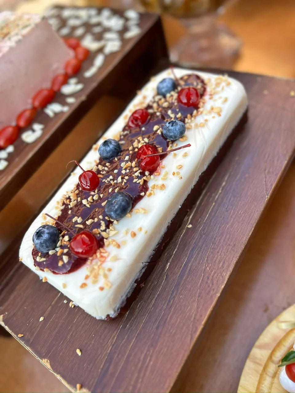 Bolo gelado com frutas vermelhas