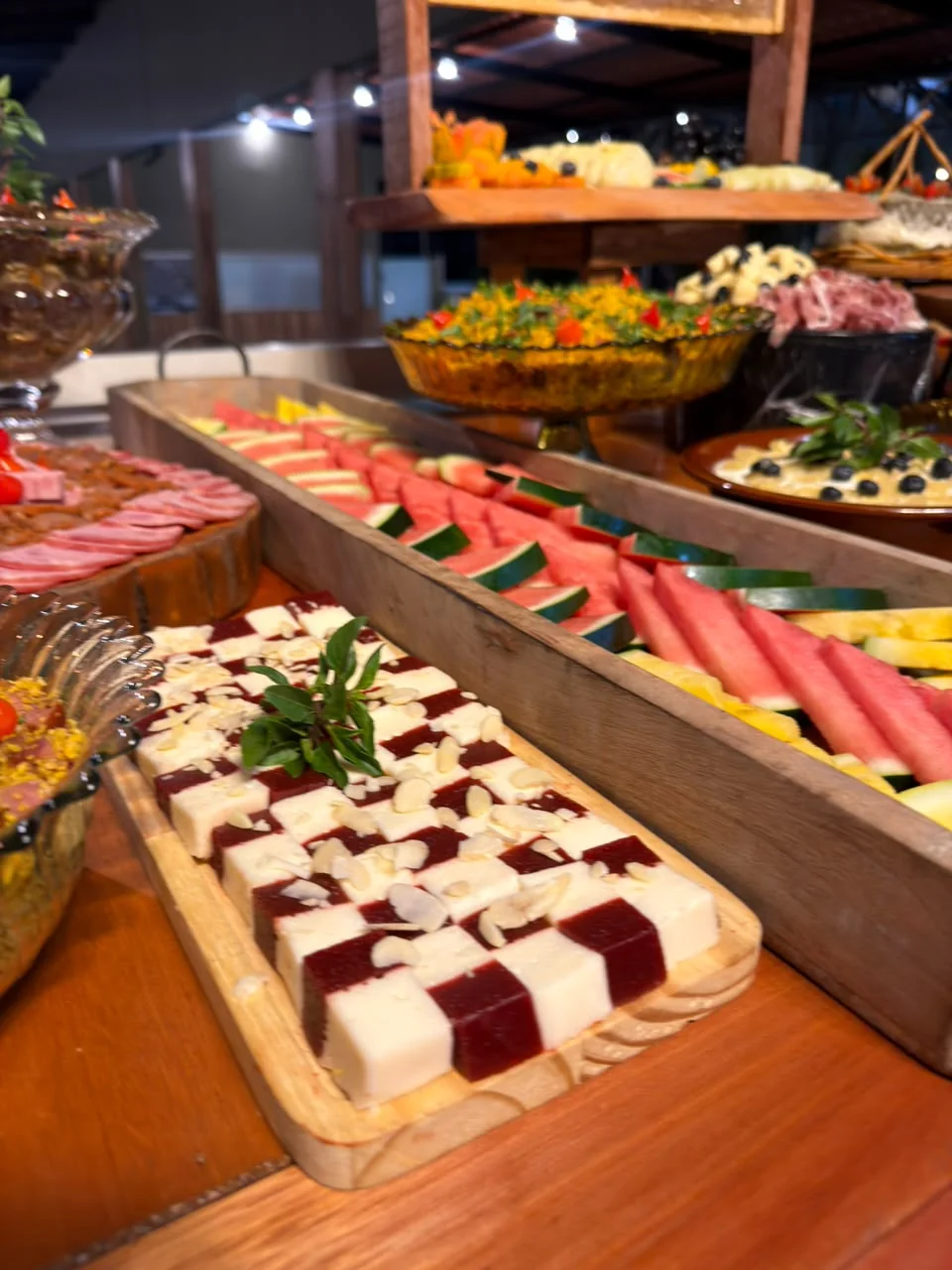 Mesa de buffet com melancia e frios
