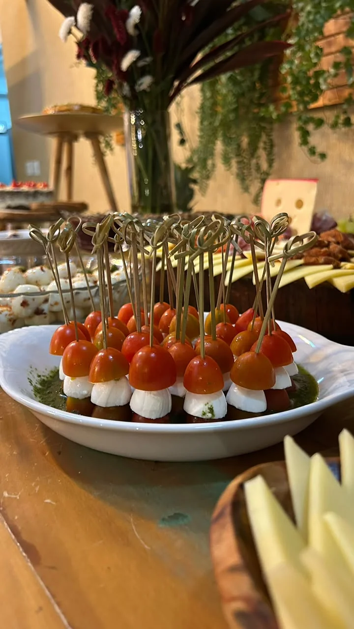 Espetinhos de tomate e mussarela na entrada