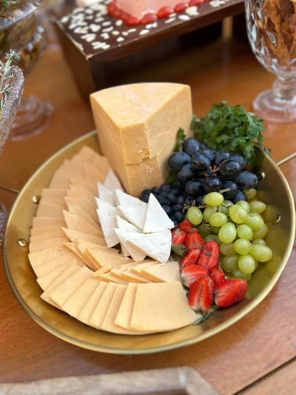 Travessa de queijos, uvas e morangos