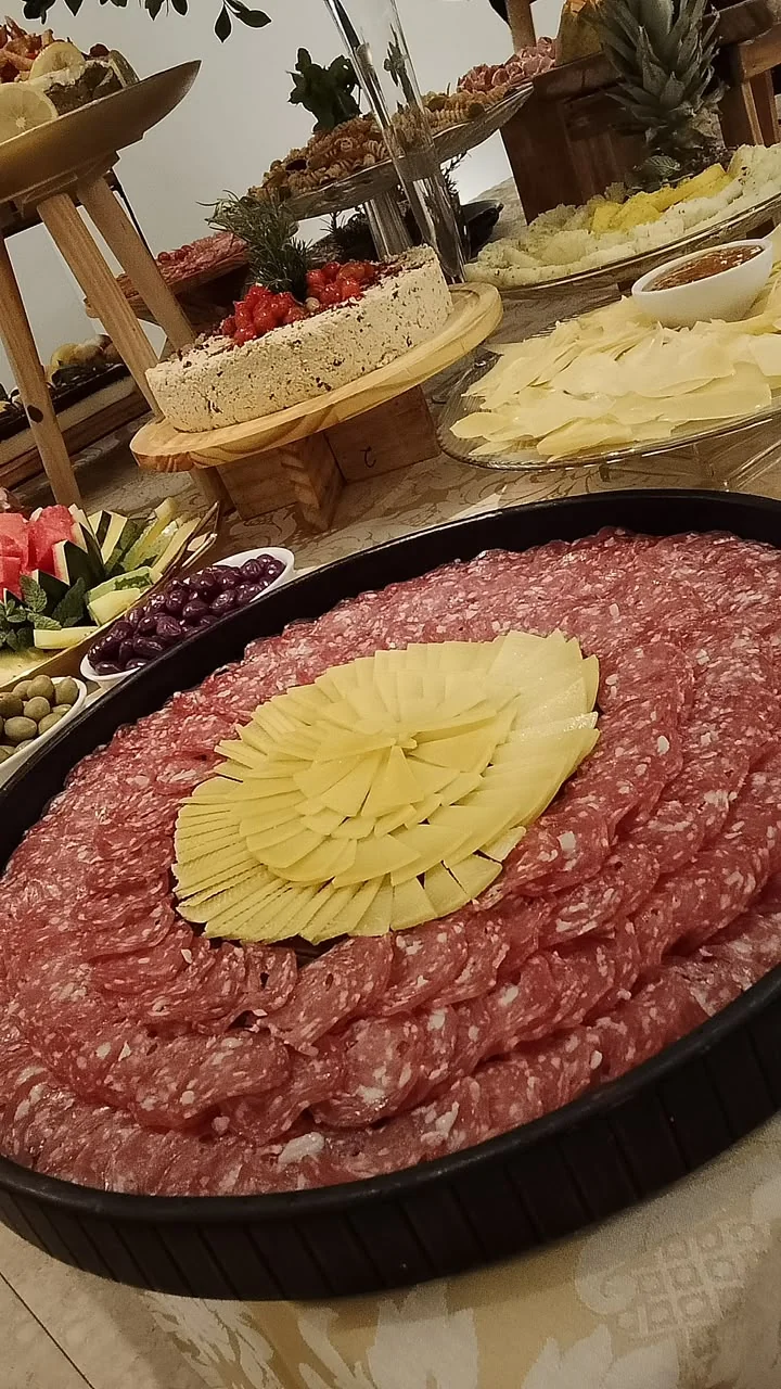Carpaccio finalizado com lascas de queijo
