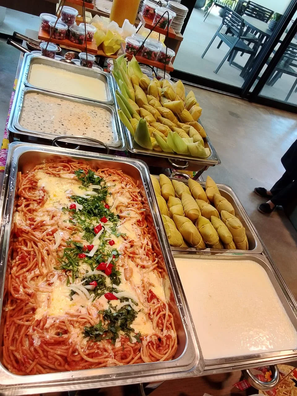 Buffet quente com massas e acompanhamentos