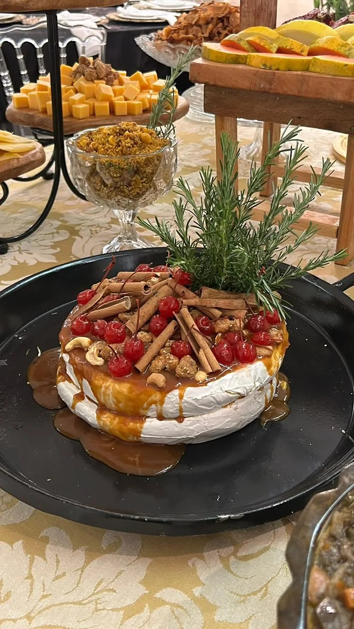 Torta salgada finalizada com batata palha