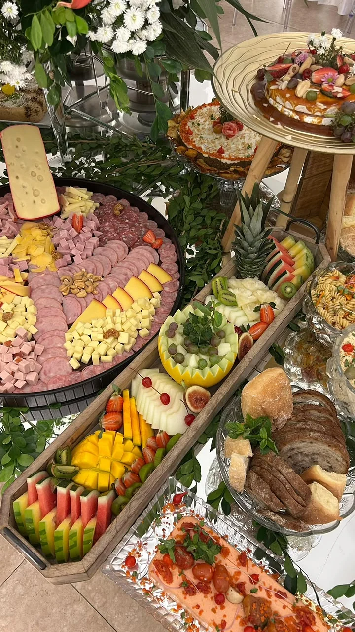 Mesa de antepastos e frios em evento