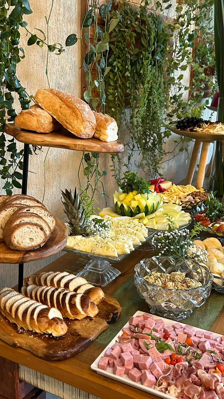 Mesa de pães, frios e patês