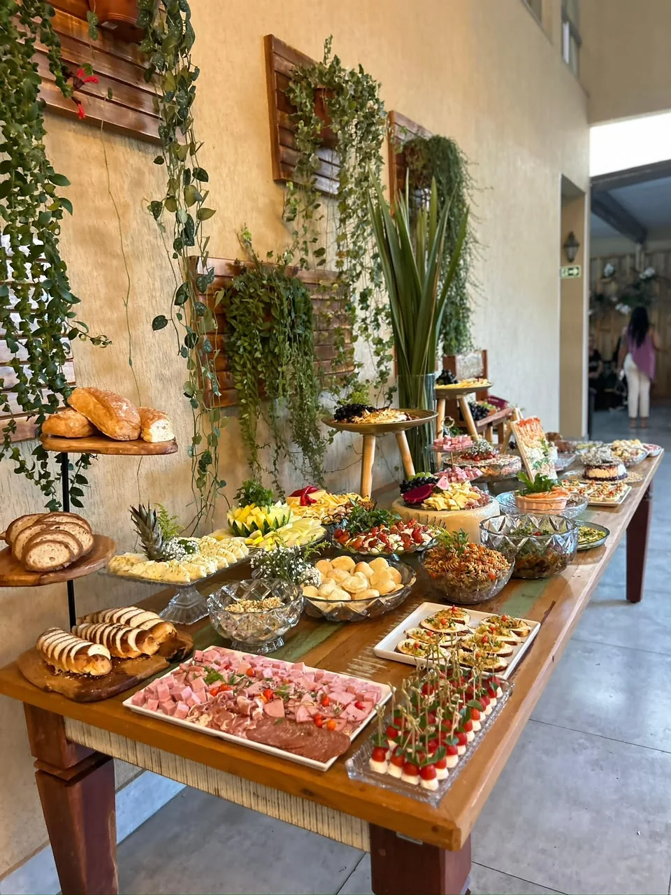 Mesa de buffet ao ar livre com verdes