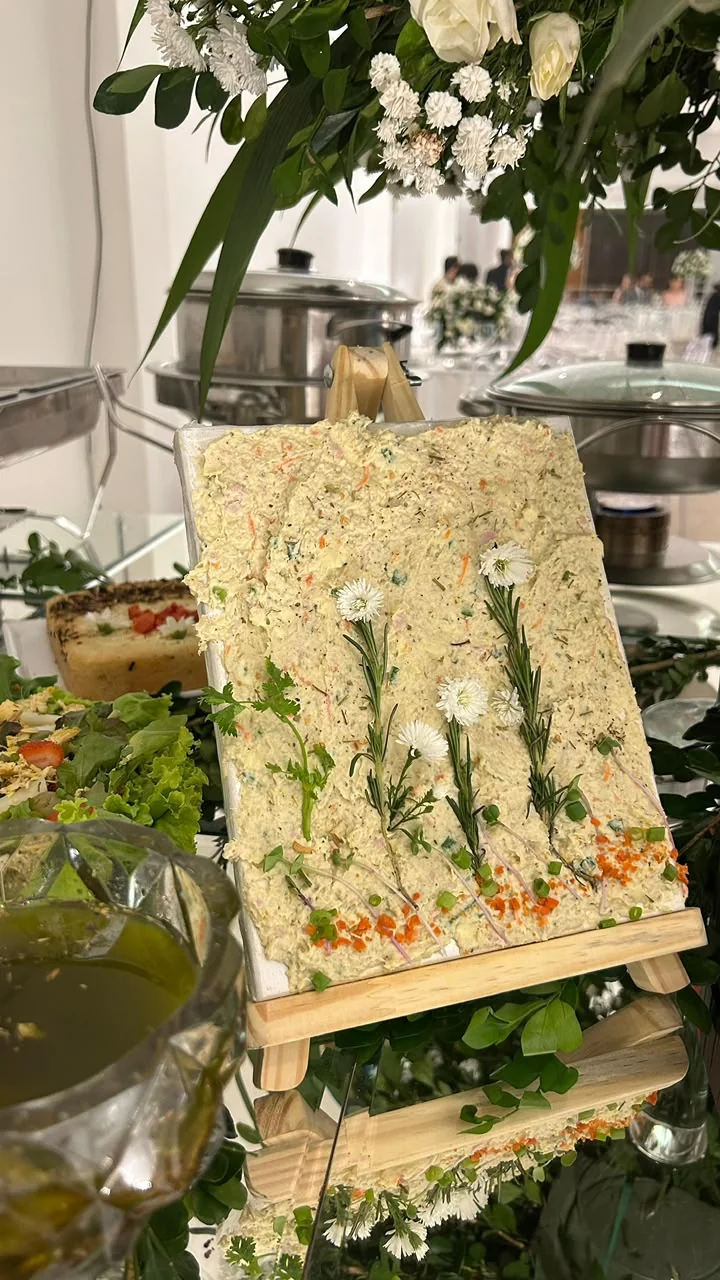 Travessa de arroz decorada com ervas