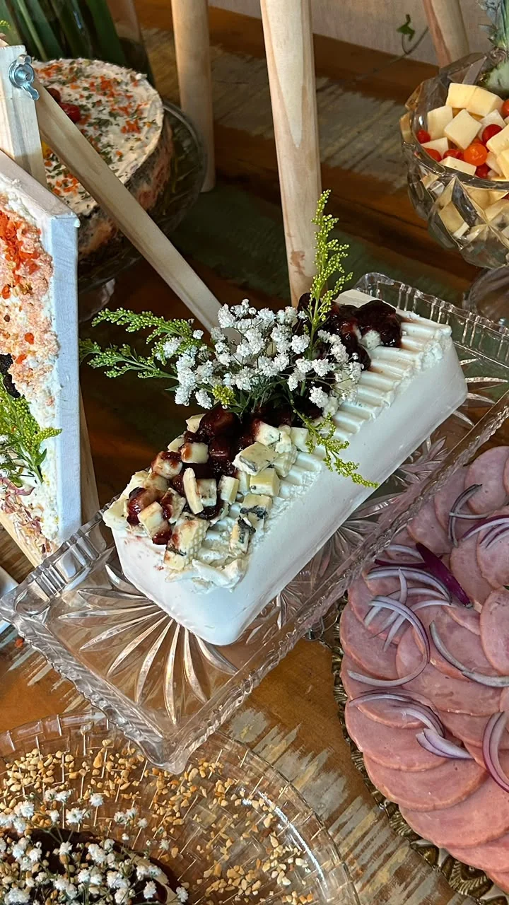 Mesa de doces e salgados com flores