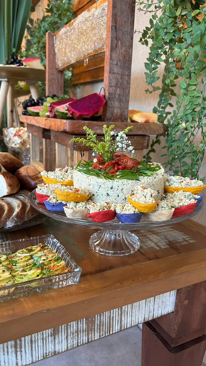 Buffet com espetinhos e frutas