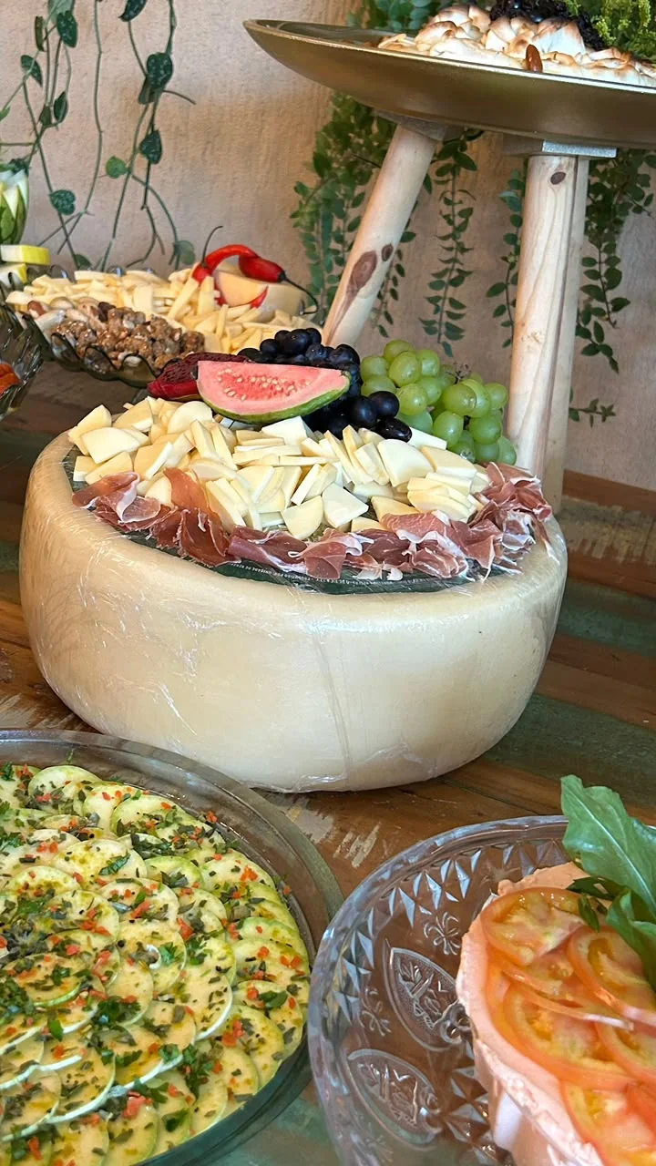 Travessa decorada com frios e frutas