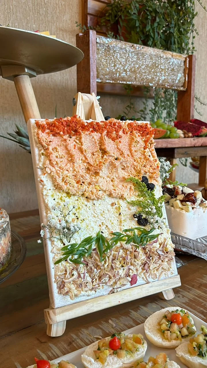 Buffet servido em bancada de madeira