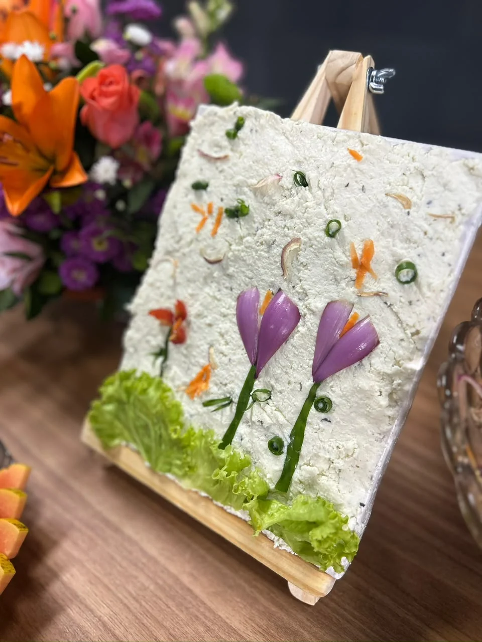 Salgado assado decorado com flores comestíveis