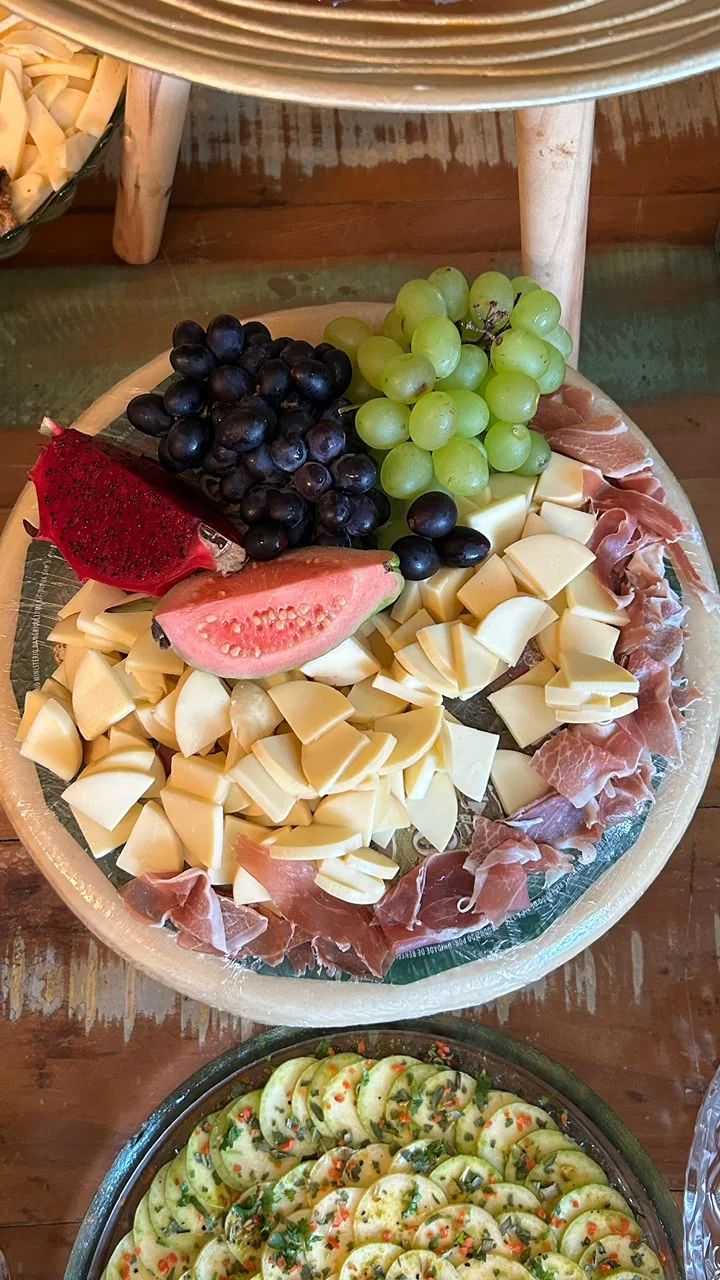 Tábua de frios com uvas e melão