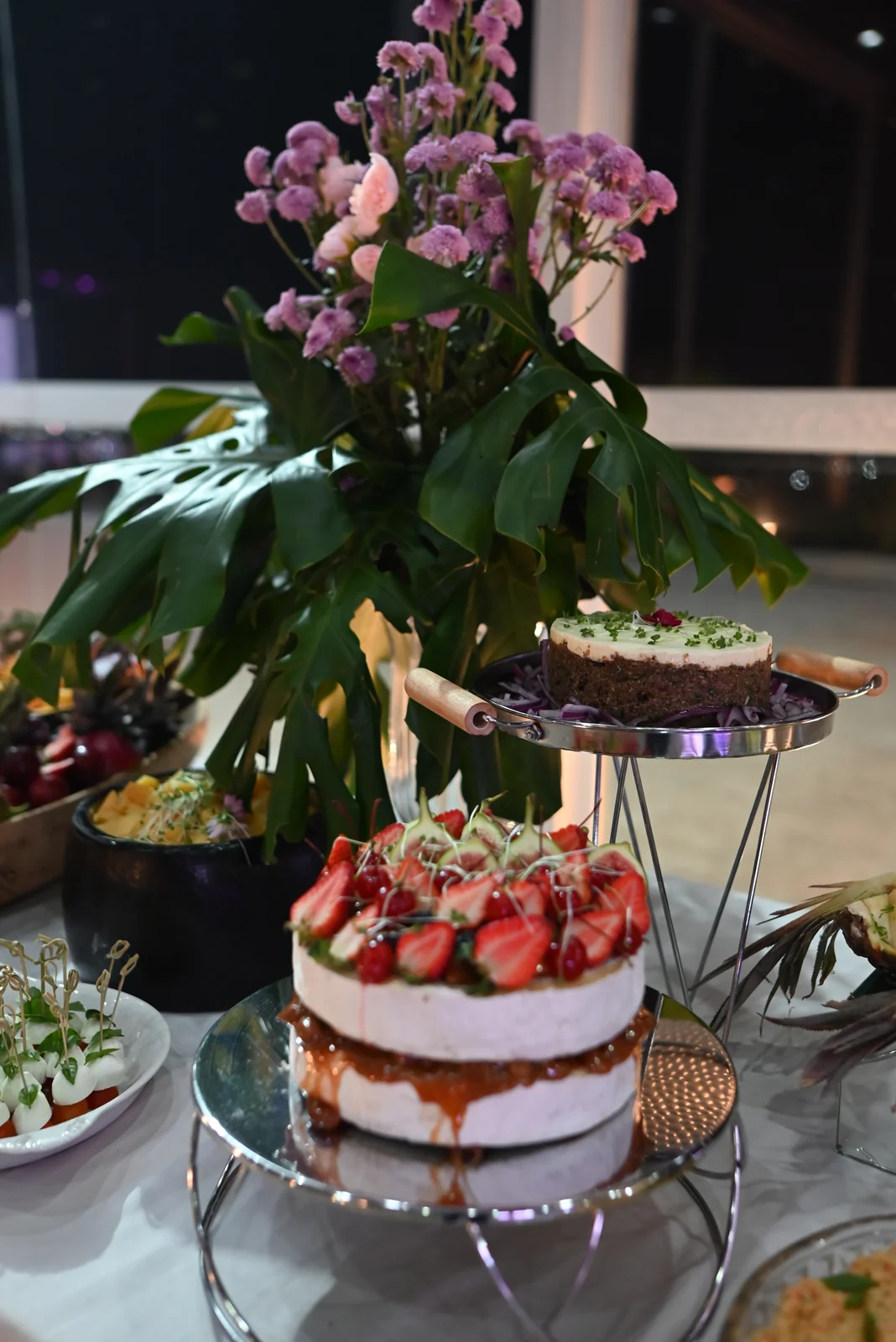 Bolo de 15 anos em torre, com morangos e doce de leite