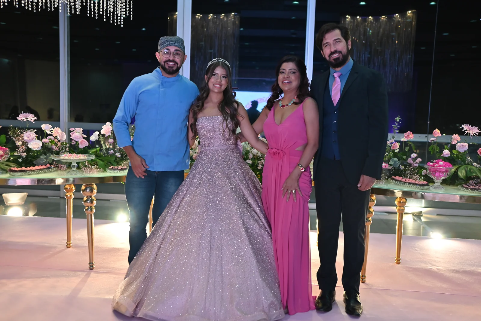 Debutante com a família na festa de 15 anos