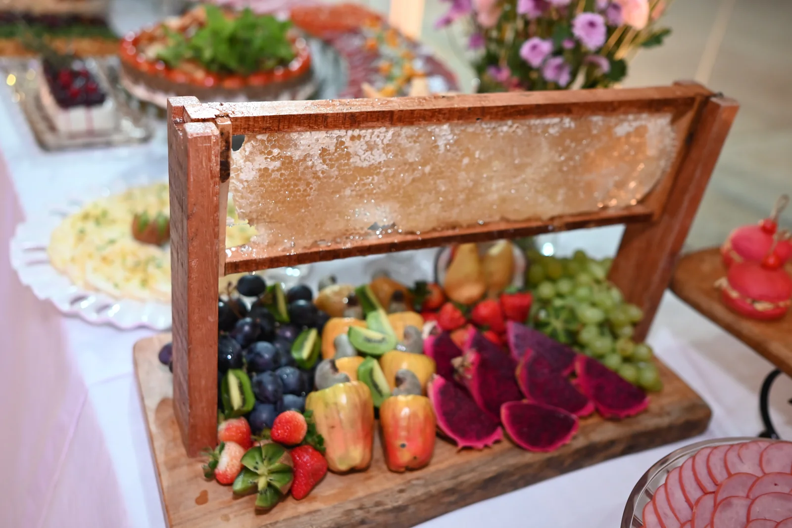 Tábua de frutas e queijos com moldura de madeira