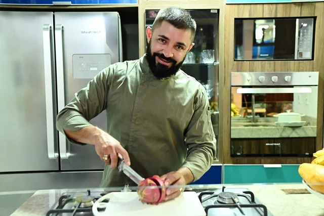 Chef Pedro Ernesto cortando ingredientes durante a aula